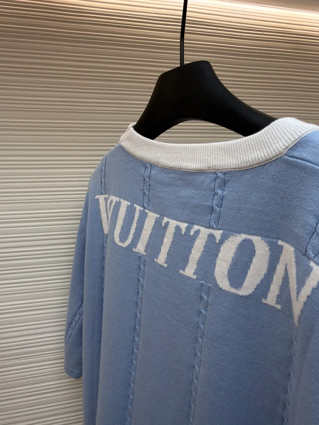 LOUIS VUITTON collar badge embroidered knitted T-shirt ●Original version: purchased and developed by 14384 ●Item number: 1681305-A65 ●Material: knitted cotton fabric ●Technology: three-dimensional cable knitting ●Color: blue ●Version: fitted version ●Weight: about 325 grams ●Size: XS-S-M-L ●Description: Contrast color rib collar technology: The neckline is made of white rib fabric and the main body is light blue knitted fabric. The rib structure has good elasticity and shaping, which not only improves the durability of the collar, but also forms a visual contrasting color layer. Three-dimensional cable knitting technology: The cable knitting pattern distributed longitudinally on the body uses special knitting stitches to give the fabric a three-dimensional texture, adding to the texture and design details of the item. Embroidery badge technology: The brand badge on the chest uses precision embroidery technology to clearly present the pattern details. The embroidery stitches are firm and shiny, highlighting the exquisiteness of the brand logo. Knitted silhouette tailoring process: The overall use of loose knitted silhouette tailoring, combined with the drape of knitted fabrics, ensures comfortable wearing while creating a casual yet high-end version. The overall wiring is straight and delicate, the fabric is comfortable and soft, and the color is consistent without color difference. It can be matched with the same style to create a fashionable look and control various occasions. Customized accessories, complete with three standards, same style for men and women!